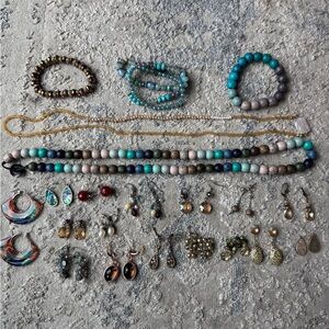 Lot of beaded jewelry 15+ pieces